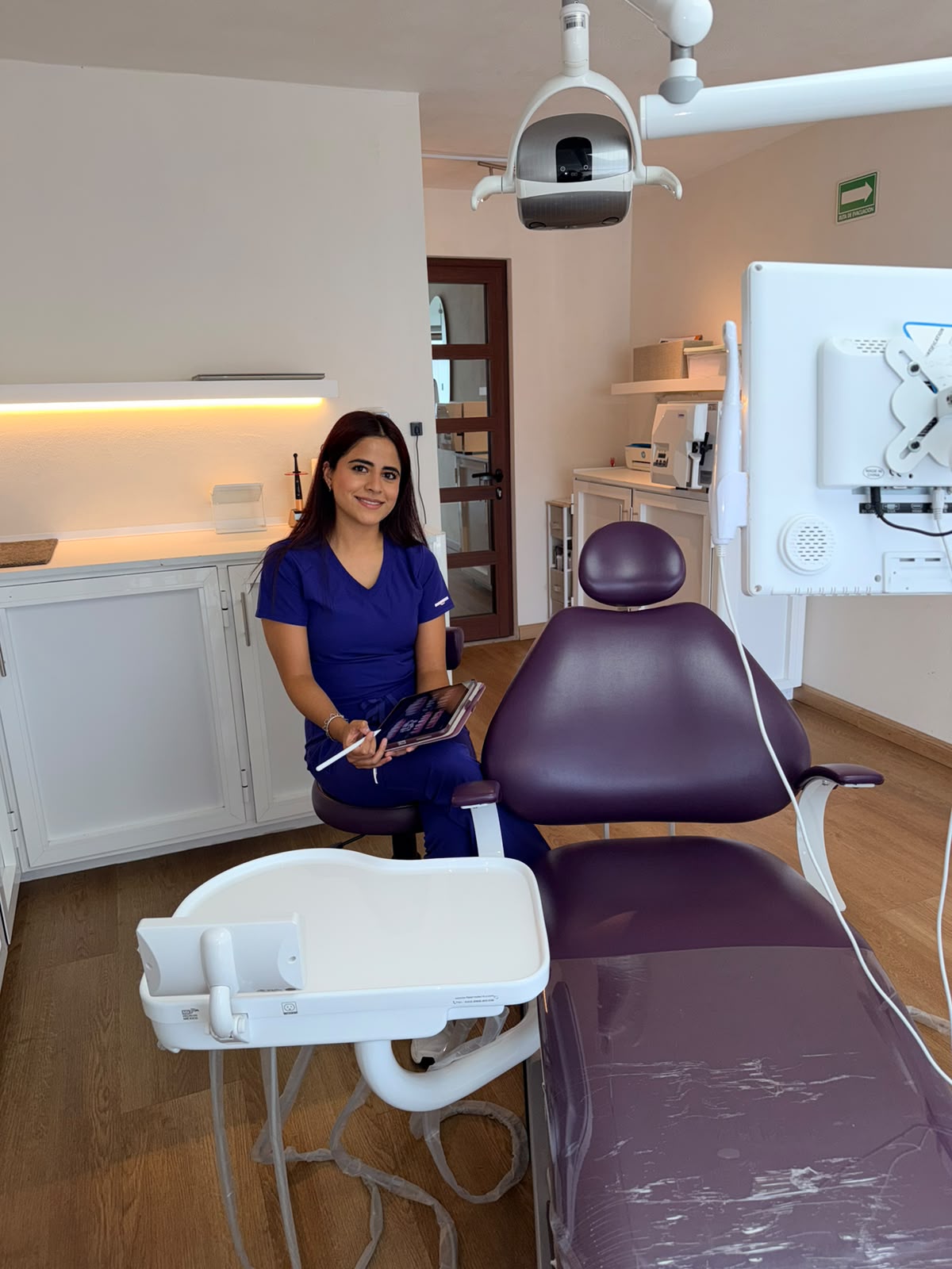 Dra. Laura Ortiz en su consultorio dental en Toluca