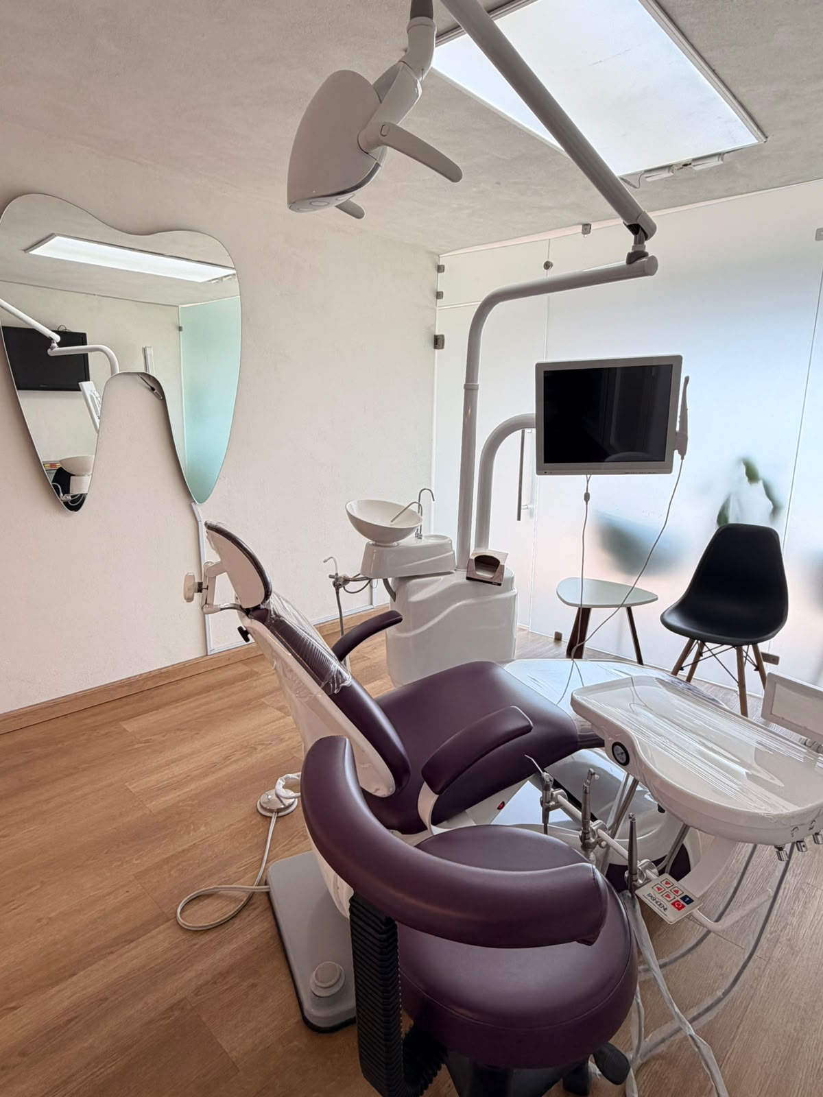 Unidad dental y espejo en el consultorio Den Teeth