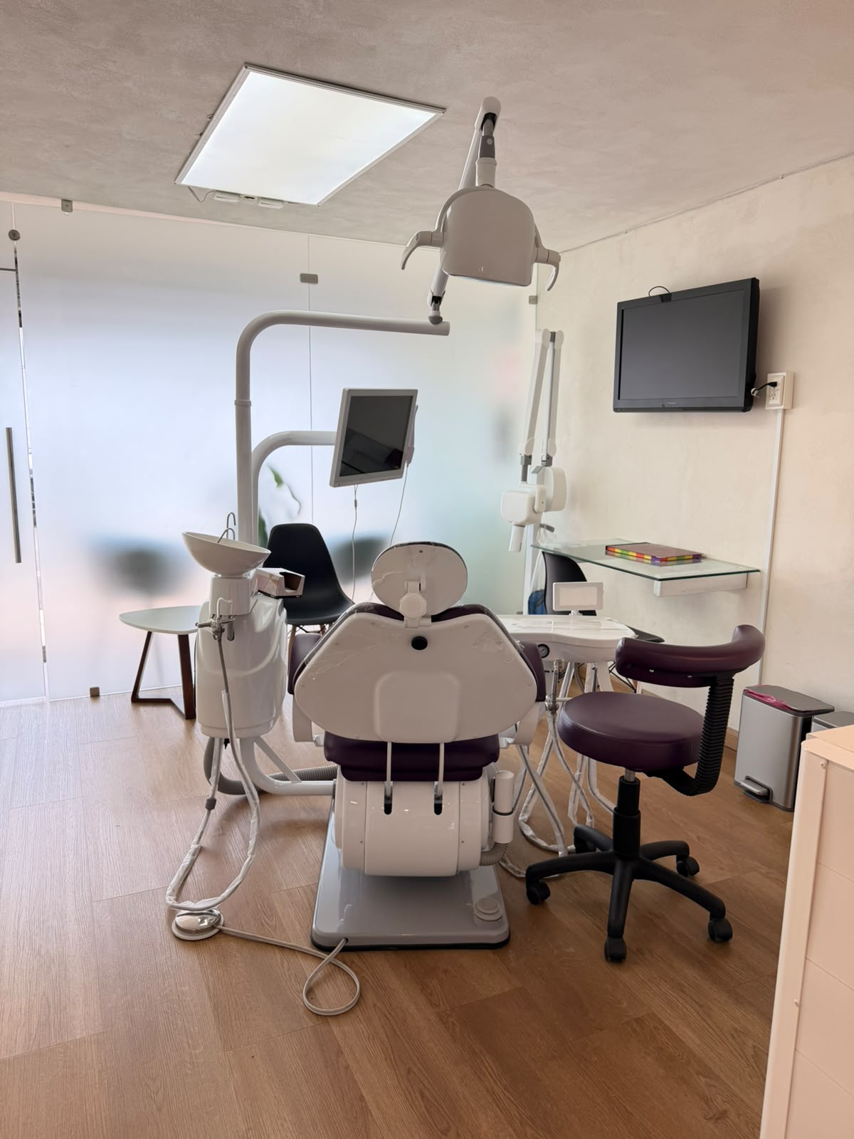 Sillón dental y equipo del consultorio Den Teeth